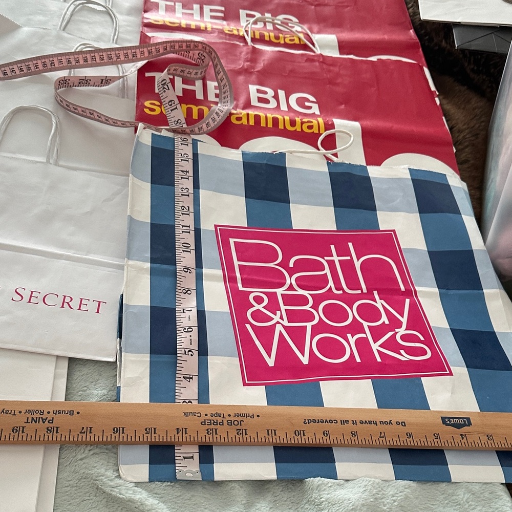 16 Empty Gift Bags: Victoria's Secret and Bath & Body Works. See pics for sizes.